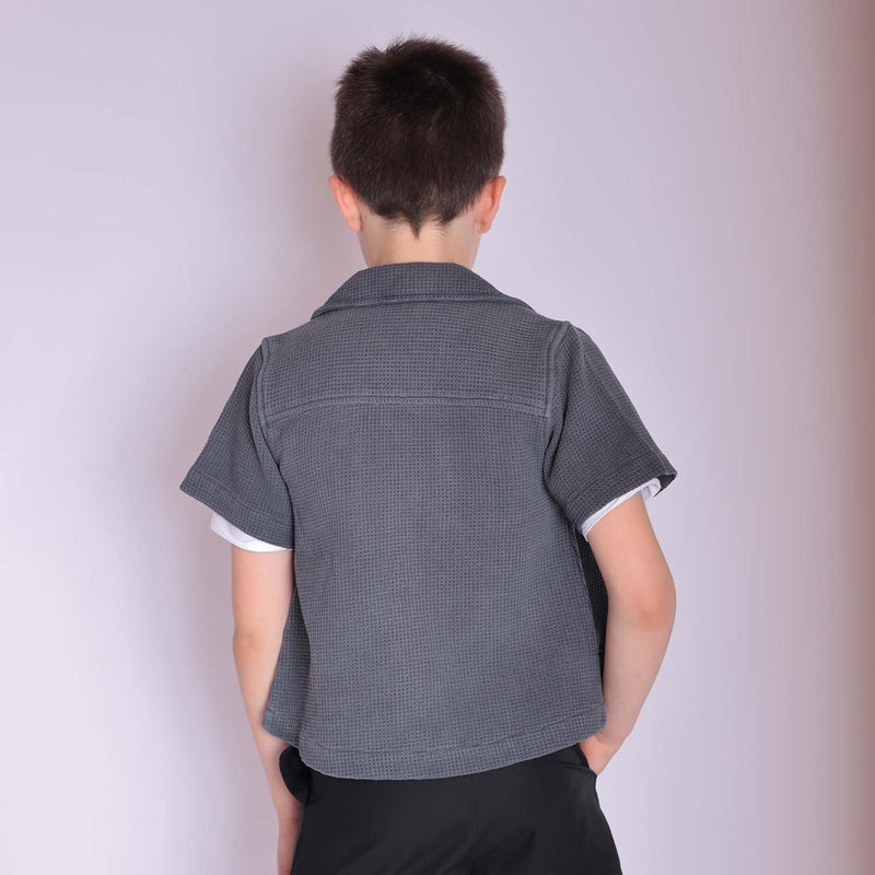Graues Hemd mit Knöpfen für Jungen und Mädchen
