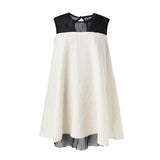 Weißes Babydoll-Kleid mit schwarzem Tüll