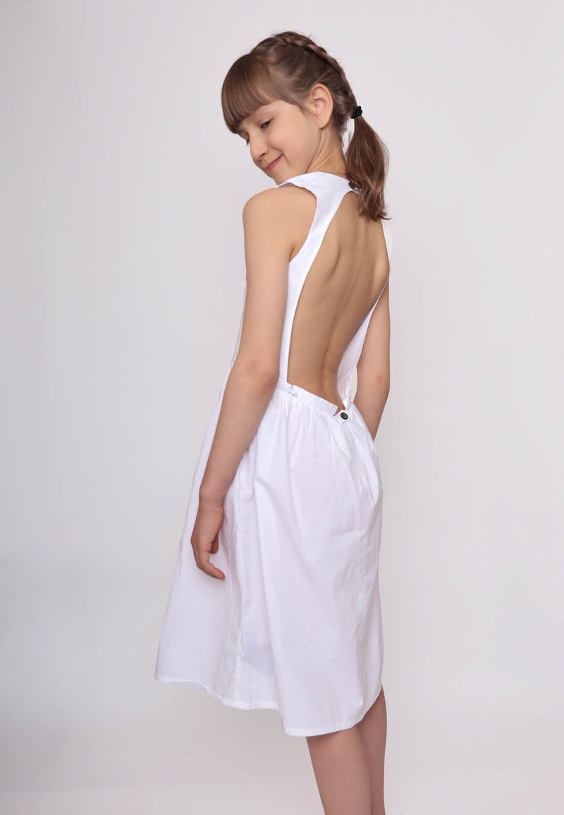 Weißes Kleid mit Rückenausschnitt und Marienkäfer-Handstickerei 