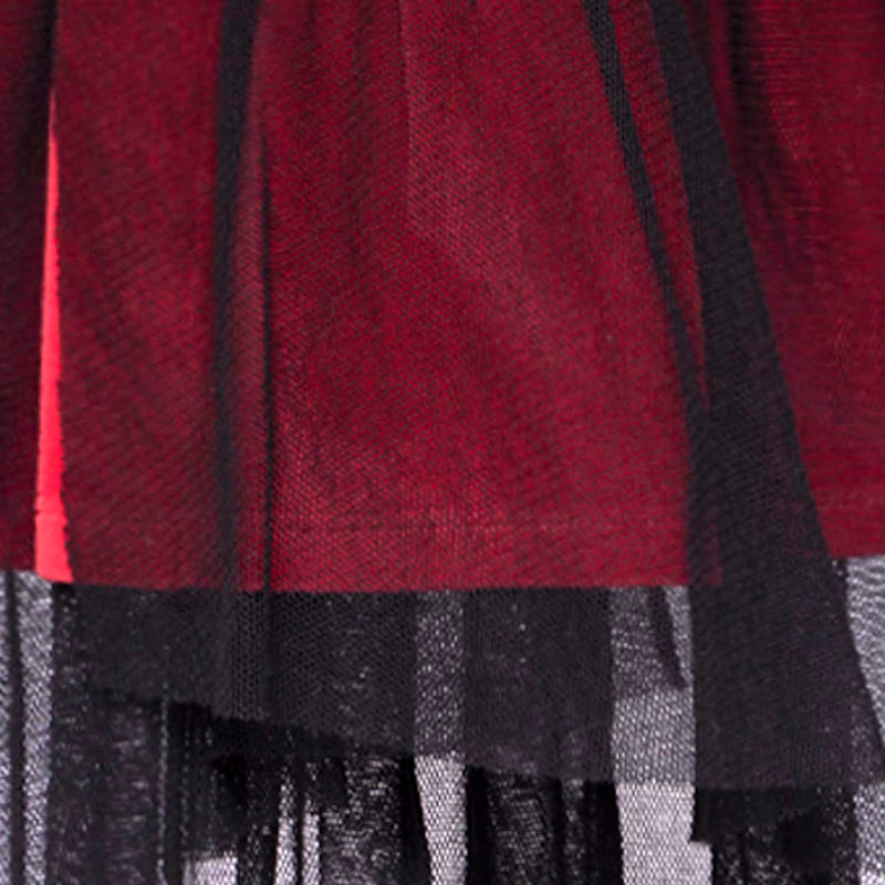 Schwarzes Kleid mit rotem Unterrock und Mesh-Overlay