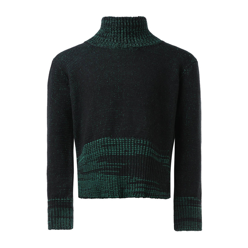 Gestrickter schwarzer und grüner Pullover