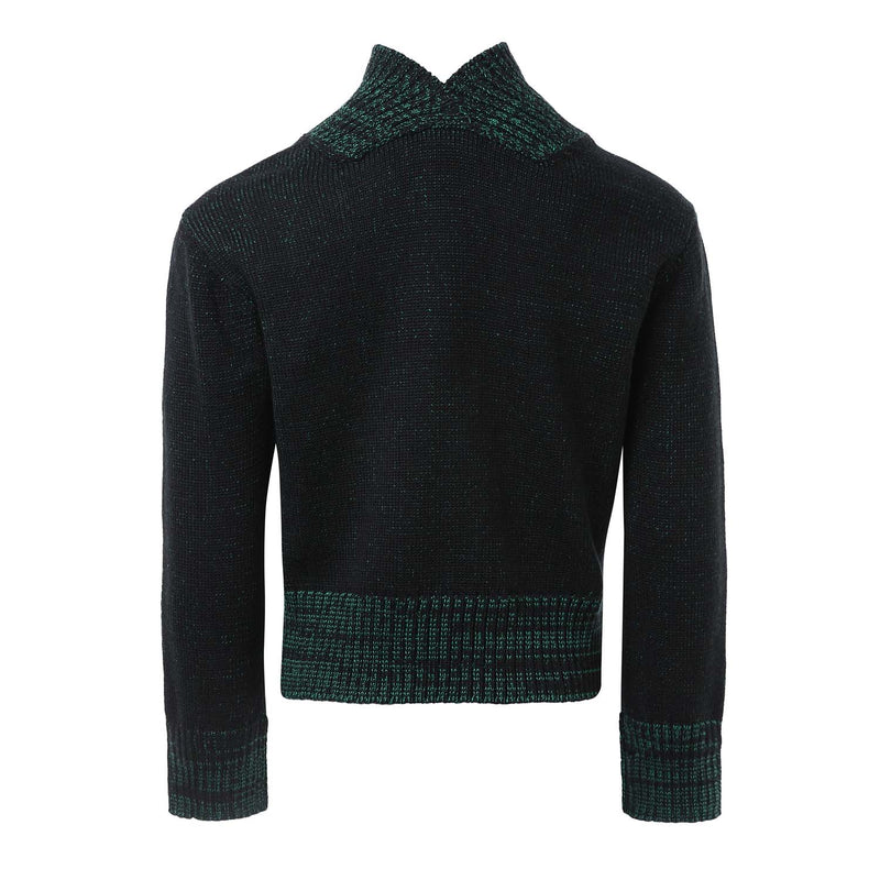 Gestrickter schwarzer und grüner Pullover