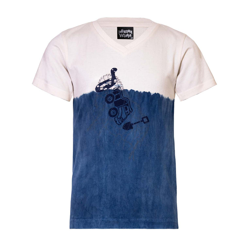 Handgefertigtes T-Shirt mit natürlich gefärbtem Indigo und Handaufdruck