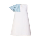 Weißes Kleid mit asymmetrischer Schulter