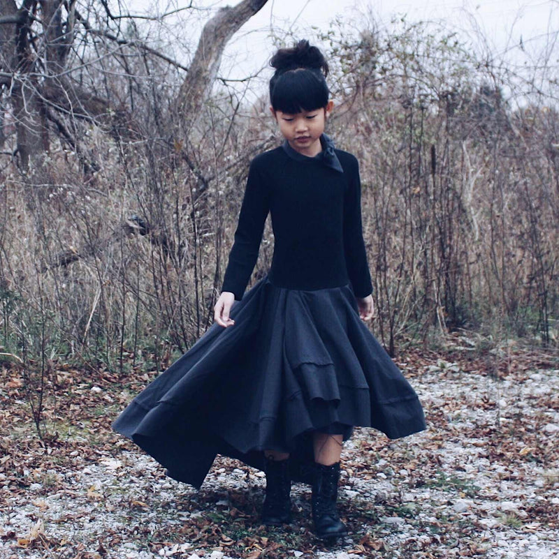 Schwarzes Kleid mit Trail